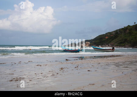 Coda lunga barche sulla riva del Ko Pha-ngan isola, Thailandia Foto Stock