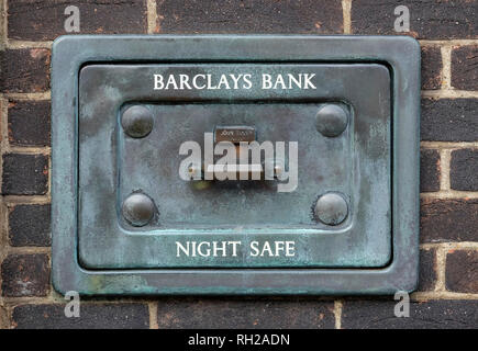 Vecchio Barclays Bank notte di sicuro un muro di mattoni Foto Stock