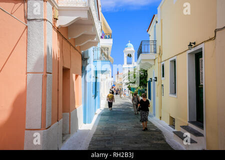 Andros Città dell'isola di Andros, Cicladi Grecia - la gente del posto e i turisti a piedi attraverso le strette e colorate strade del centro storico della capitale Andros (Ch Foto Stock