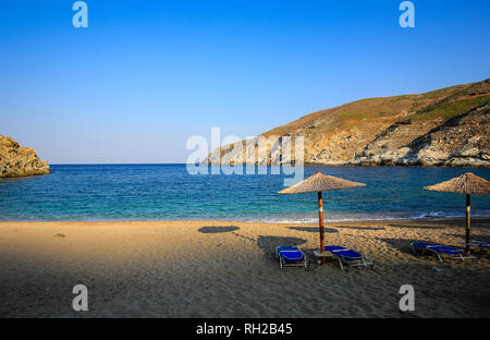 Isola di Andros, Cicladi Grecia - lettini e ombrelloni sulla spiaggia Ormos Zorkou nel nord dell'isola. Insel Andros, Kykladen, Griechenland - così Foto Stock