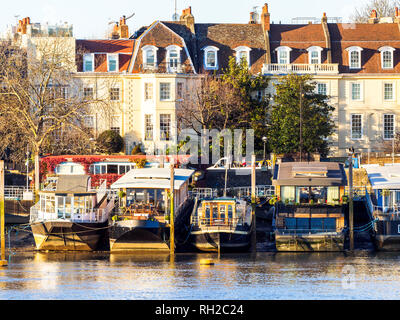 Barche ormeggiate a bassa marea sul Tamigi in Chelsea emnbankment - Londra, Inghilterra Foto Stock