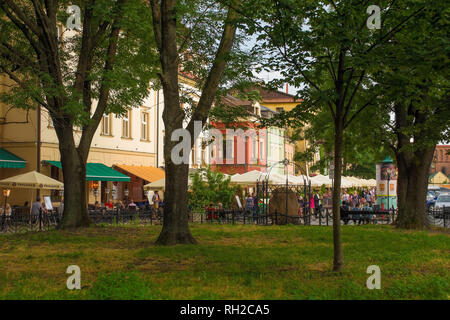 Cracovia in Polonia - 9 luglio 2018. Cracovia in Polonia - 9 luglio 2018. Occupato ristoranti e bar nel popolare quartiere di Cracovia di Kazimierz Foto Stock