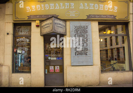 Cracovia in Polonia - 9 luglio 2018. Un negozio tradizionale nel popolare quartiere di Cracovia di Kazimierz Foto Stock