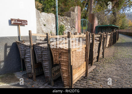 Madeira Monte Madeira Monte toboggans (slitte) in vimini accatastati pronti per l'uso Monte Funchal madeira portogallo ue europa Foto Stock