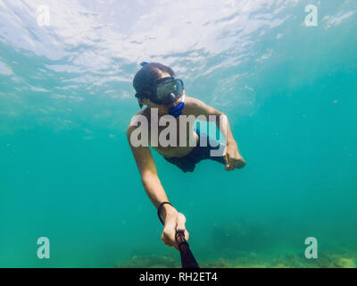 Un giovane caucasico uomo snorkeling sotto acqua selfie Thailandia Foto Stock