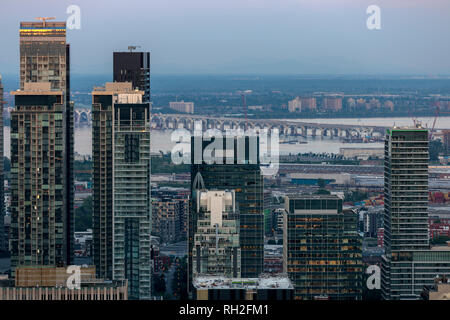 Vari grattacieli di Montreal Downtown al tramonto, vista dal Belvedere Kondiaronk, Quebec, Canada Foto Stock