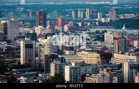 Montreal Downtown al tramonto, in estate, vista dal Belvedere Kondiaronk, Quebec, Canada Foto Stock