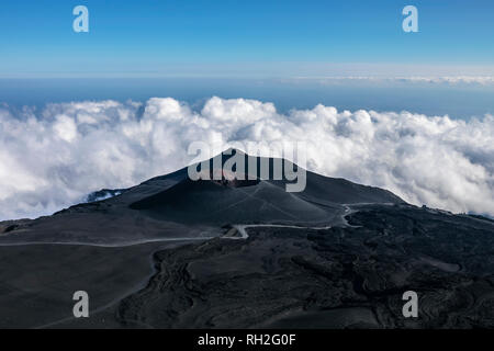 Uno di Vulcano Etna crateri, Cisternazza cratere, balneazione in nuvole Foto Stock