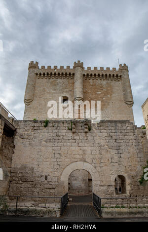 Peñafiel, Valladolid, España; Abril 2015: torre principale del castello Peñafiel contro un cielo tempestoso, provincia di Valladolid, Spagna Foto Stock