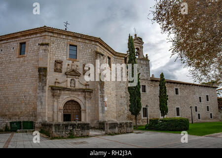 PeÃ±afiel, Valladolid, Spagna; Aprile 2015: vista dell'ingresso del convento di Santa Clara nella città medievale di PeÃ±afiel Foto Stock