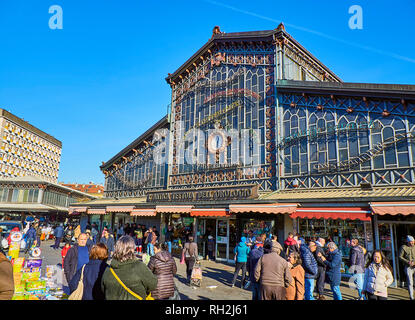 I cittadini di fronte all'Antica Tettoia Dell'Orologio edificio, il cibo fresco parte di Porta Palazzo mercato. Torino Piemonte, Italia. Foto Stock