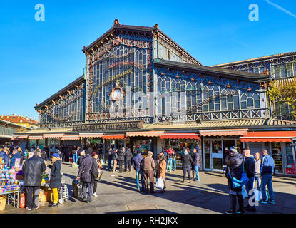 I cittadini di fronte all'Antica Tettoia Dell'Orologio edificio, il cibo fresco parte di Porta Palazzo mercato. Torino Piemonte, Italia. Foto Stock