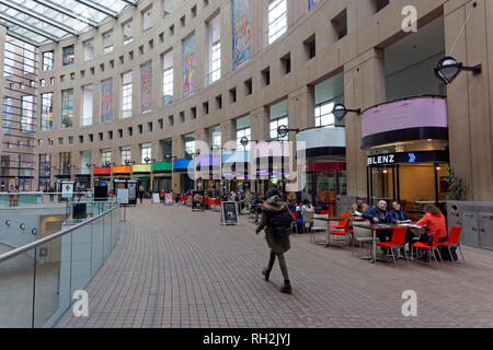 Atrio della Vancouver Public Library (2019), Biblioteca centrale succursale nel centro cittadino di Vancouver, BC, Canada Foto Stock