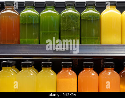 Bottiglie di spremute di frutta e di verdura juces per la vendita in un negozio di alimentari, Vancouver, BC, Canada Foto Stock