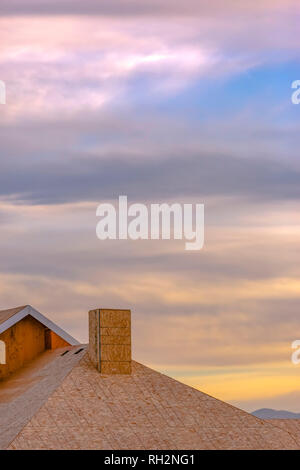 Il tetto di una casa in costruzione contro sky Foto Stock