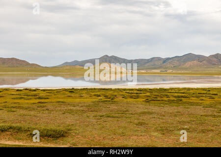 Terkhiin Tsagaan lago conosciuto anche come Lago Bianco è un lago del Khangai Montagne in Mongolia Foto Stock