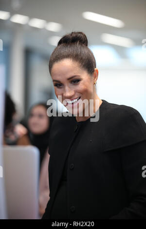 La Duchessa di Sussex parla con Skype a Hilary Harawo, uno studente in Ghana durante una visita all'Associazione delle Università del Commonwealth presso l'Università di Londra. Foto Stock