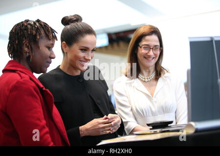 La Duchessa di Sussex parla con Skype a Hilary Harawo, uno studente in Ghana durante una visita all'Associazione delle Università del Commonwealth presso l'Università di Londra. Foto Stock