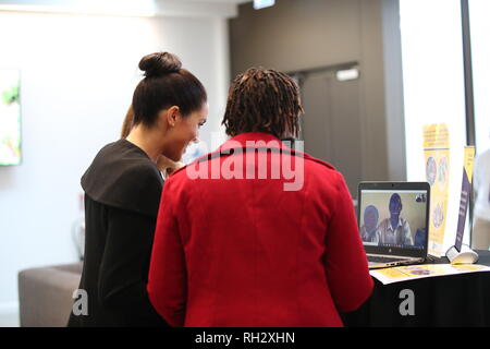 La Duchessa di Sussex parla con Skype a Hilary Harawo, uno studente in Ghana durante una visita all'Associazione delle Università del Commonwealth presso l'Università di Londra. Foto Stock