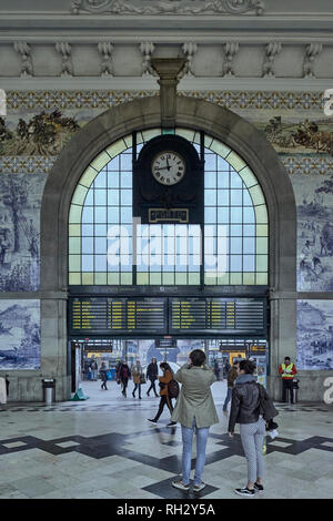 Hall di Sao Bento stazione ferroviaria decorata con piastrelle blu, un conto della storia del Portogallo nella città di Porto Foto Stock