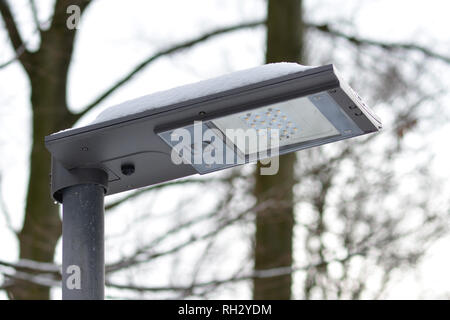 Close up di un solare ambiente amichevole Strada luce LED durante le nuvole Foto Stock