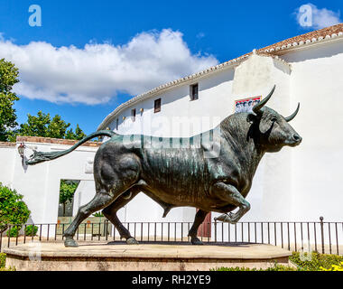Bull scultura - ingresso principale alla corrida nella storica città fortezza, Ronda- vicino a Malaga, Spagna Foto Stock