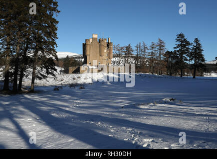 Una coperta di neve Braemar Castello nelle Highlands scozzesi dopo il villaggio era uno dei luoghi più freddi nel Regno Unito la notte scorsa come temperature è sceso di quasi -15C. Foto Stock