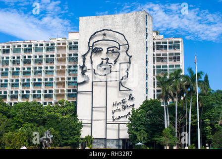 Avana / Cuba - Novembre 27, 2017: Plaza de la rivoluzione comunista tipico megalomane icona. Edificio con la faccia di Che Guevara, leader del Foto Stock