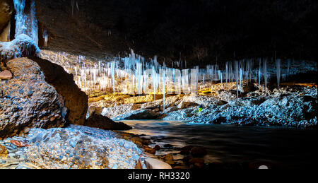 Panorama della grotta di stalattiti di ghiaccio. Foto Stock