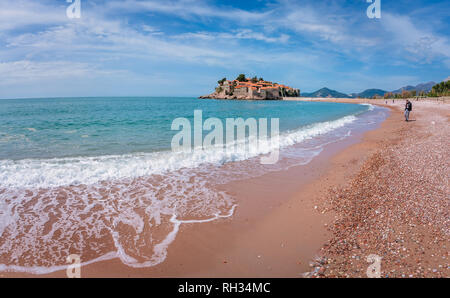 Sveti Stefan, Montenegro - Aprile 2018 : vista panoramica della spiaggia e il centro storico di Sveti Stefan old town Foto Stock