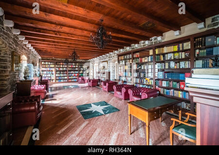 Budva, Montenegro - Aprile 2018 : sala biblioteca dentro l'edificio del museo nella città vecchia di fort Foto Stock