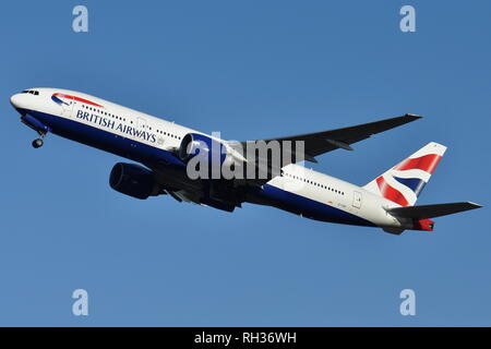 BRITISH AIRWAYS BOEING 777-200 ER G-VIIP ARRAMPICATA FUORI GATWICK legata a Cancun. Foto Stock