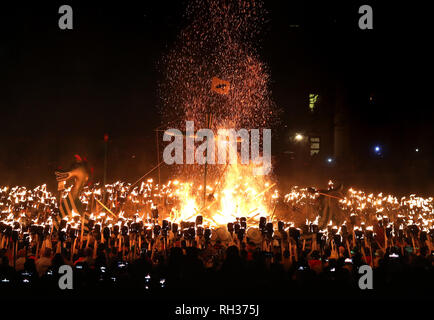 La cucina è impostato sul fuoco sulle Isole Shetland durante la Up Helly Aa Viking Festival. Originari del 1880, il festival celebra la Shetland del patrimonio dei norvegesi. Stampa foto di associazione. Picture Data: martedì 29 gennaio, 2019. Foto Stock