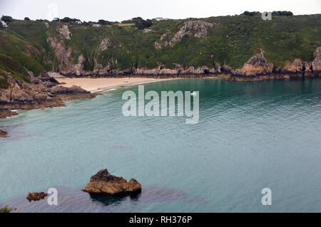 Petit Port Bay & Moulin Huet Bay da Icart Point sul sentiero costiero, Guernsey, Isole del Canale.UK. Foto Stock