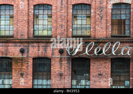 Zyrardow, Polonia, Dicembre 29, 2018: facciata della vecchia fabbrica 'Stella' edificio con vecchi neon. Foto Stock