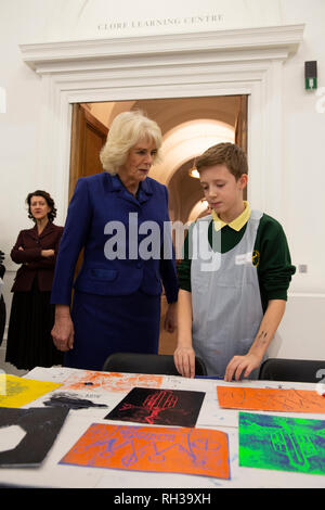 La duchessa di Cornovaglia visitando il nuovo Clore Learning Center per vedere i bambini da Roe verde Scuola Junior coinvolti in un laboratorio di arte durante una visita alla Royal Academy of Arts di Londra. Foto Stock