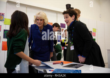 La duchessa di Cornovaglia visitando il nuovo Clore Learning Center per vedere i bambini da Roe verde Scuola Junior coinvolti in un laboratorio di arte durante una visita alla Royal Academy of Arts di Londra. Foto Stock