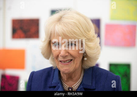 La duchessa di Cornovaglia visitando il nuovo Clore Learning Center per vedere i bambini da Roe verde Scuola Junior coinvolti in un laboratorio di arte durante una visita alla Royal Academy of Arts di Londra. Foto Stock