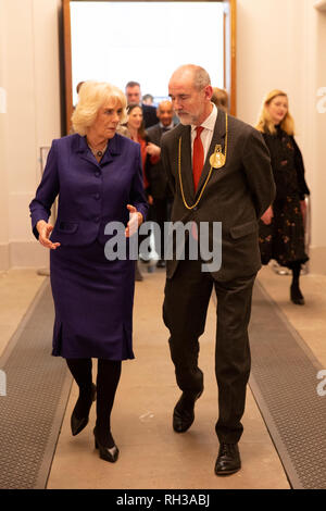 La duchessa di Cornovaglia con Christopher Le Brun, presidente della Royal Academy of Arts durante una visita alla Royal Academy of Arts di Londra per visualizzare il recentemente aperto strutture di apprendimento e incontrare i bambini e gli adulti che partecipano a RA programmi per l'istruzione. Foto Stock