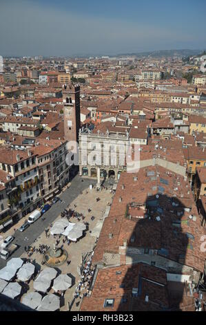 Piazza Piazza delle Erbe visto dalla parte dei Torre dei Lamberti a Verona. Viaggi, vacanze, architettura. Marzo 30, 2015. Verona, regione Veneto, Italia. Foto Stock