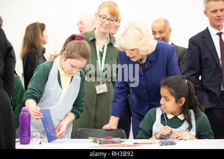 La duchessa di Cornovaglia visitando il nuovo Clore Learning Center per vedere i bambini da Roe verde Scuola Junior coinvolti in un laboratorio di arte durante una visita alla Royal Academy of Arts di Londra. Foto Stock