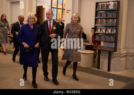 La duchessa di Cornovaglia con Christopher Le Brun, presidente della Royal Academy of Arts durante una visita alla Royal Academy of Arts di Londra per visualizzare il recentemente aperto strutture di apprendimento e incontrare i bambini e gli adulti che partecipano a RA programmi per l'istruzione. Foto Stock