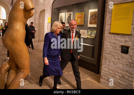 La duchessa di Cornovaglia con Christopher Le Brun, presidente della Royal Academy of Arts durante una visita alla Royal Academy of Arts di Londra per visualizzare il recentemente aperto strutture di apprendimento e incontrare i bambini e gli adulti che partecipano a RA programmi per l'istruzione. Foto Stock