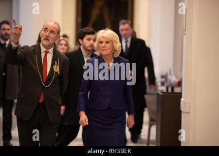 La duchessa di Cornovaglia con Christopher Le Brun, presidente della Royal Academy of Arts durante una visita alla Royal Academy of Arts di Londra per visualizzare il recentemente aperto strutture di apprendimento e incontrare i bambini e gli adulti che partecipano a RA programmi per l'istruzione. Foto Stock