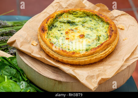 Close-up di quiche con verdure fresche. Sfondo in toni di verde. Rustico e aspetto del paese. Foto Stock