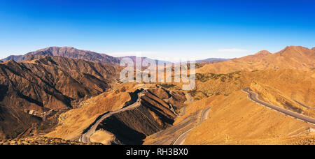 La strada attraverso un passo di montagna nelle montagne Atlas, Marocco Foto Stock