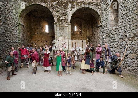 Il Sassone e Viking rievocazione WUFFA gruppo nel mantenere a Castle Rising "oldiers attraverso l'Eta' dell'evento in Norfolk, Inghilterra. Foto Stock