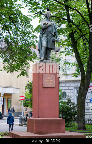 IWANO- FRANKIWSK, Ucraina - 1 maggio 2017 ; un monumento al poeta Adam Mickiewicz vicino al centro della citta'. Foto Stock