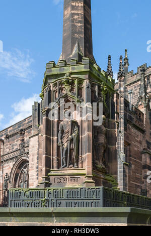 San Alban statua sul memoriale di guerra a Chester Cathedral - Chester, Cheshire, Regno Unito Foto Stock