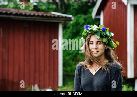 Donna che indossa ghirlanda di fiori Foto Stock